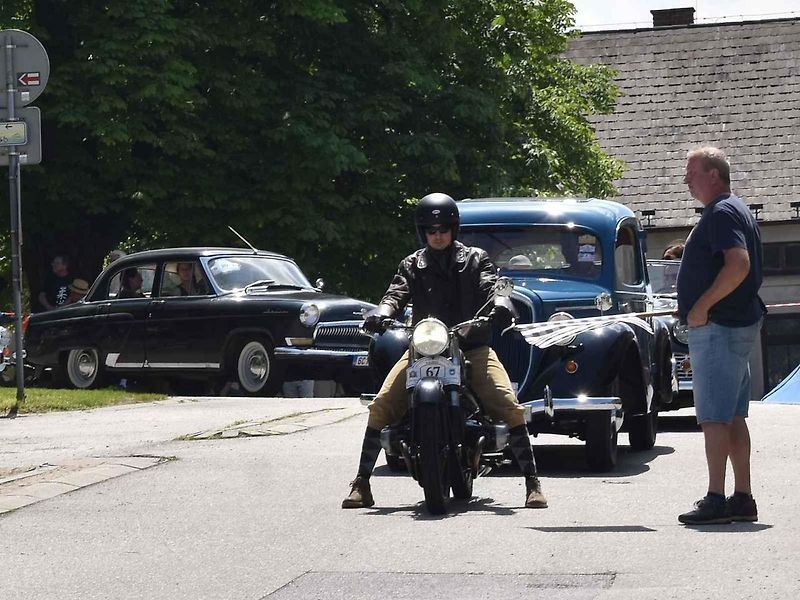 Tradiční závod S kopce do kopce si nenechalo letos ujít na sedm desítek posádek historických automobilů a motocyklů.