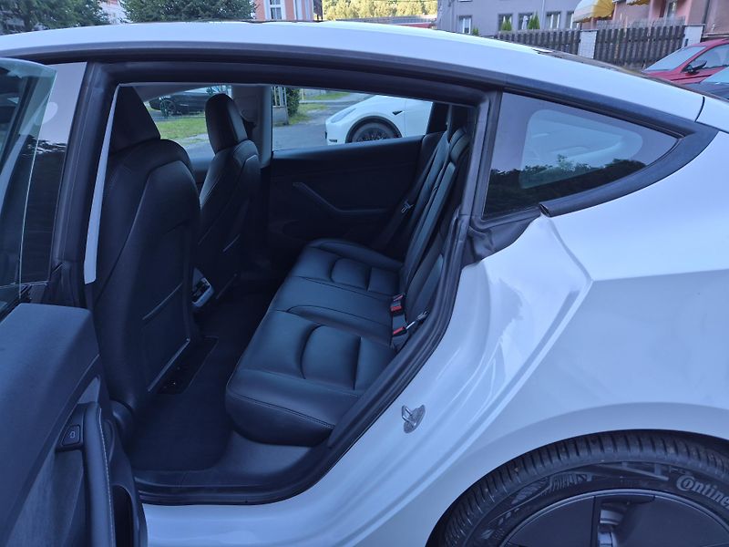 Tesla Model 3 STANDART RANGE 239w SOH 96,5% - fotka 12 z 48