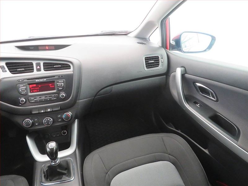Kia Ceed (2012) Silver 1.4 CVVT, Tempomat - fotka 8 z 15