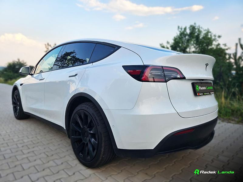 Tesla Model Y (2022) Dual Motor 4×4 (378 kW) - fotka 2 z 13