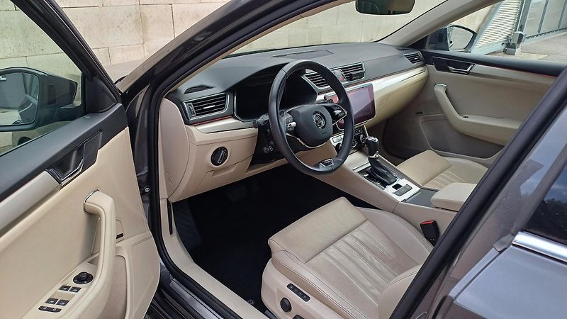 Škoda Superb L&K 2.0TSI 206kW-TZ-ČR-DPH - fotka 9 z 50