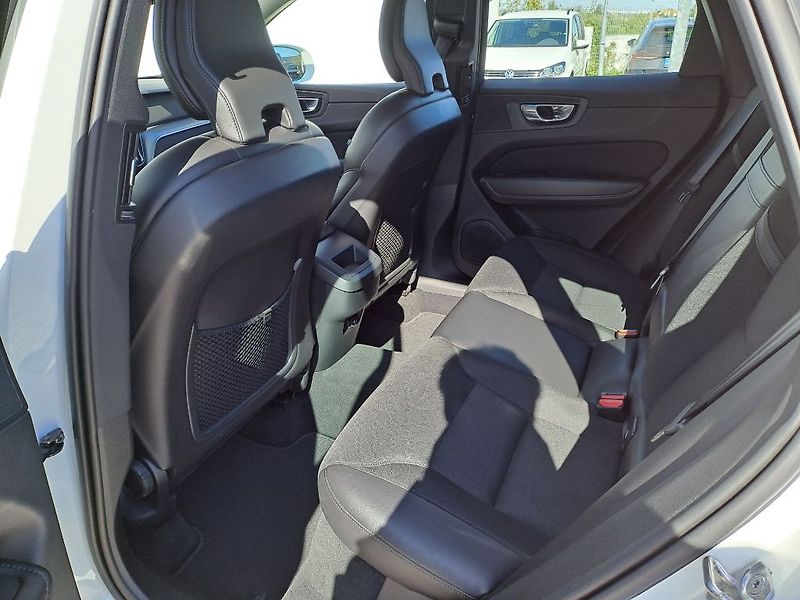 Volvo XC60 Momentum Pro B4 AWD 145kW - fotka 25 z 29