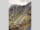 Expediční Felicie na krásné horské silnici „Trollstigen“.