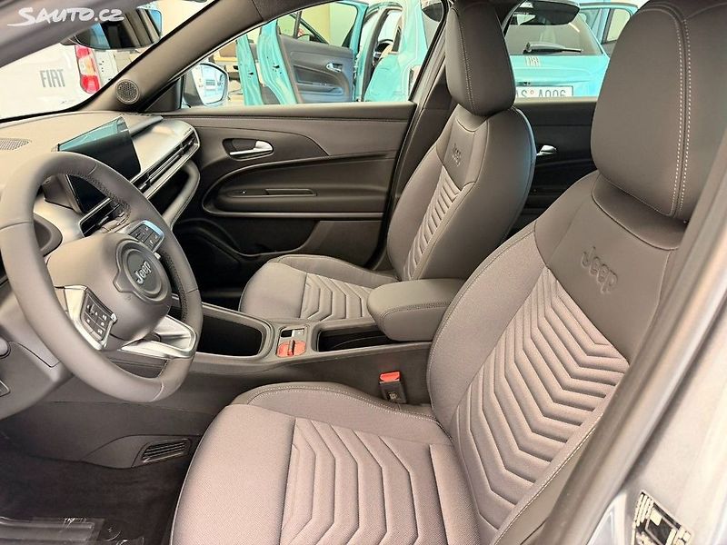 Jeep Avenger (2026) Altitude 1.2 Turbo e-Hybrid 11 - fotka 15 z 16