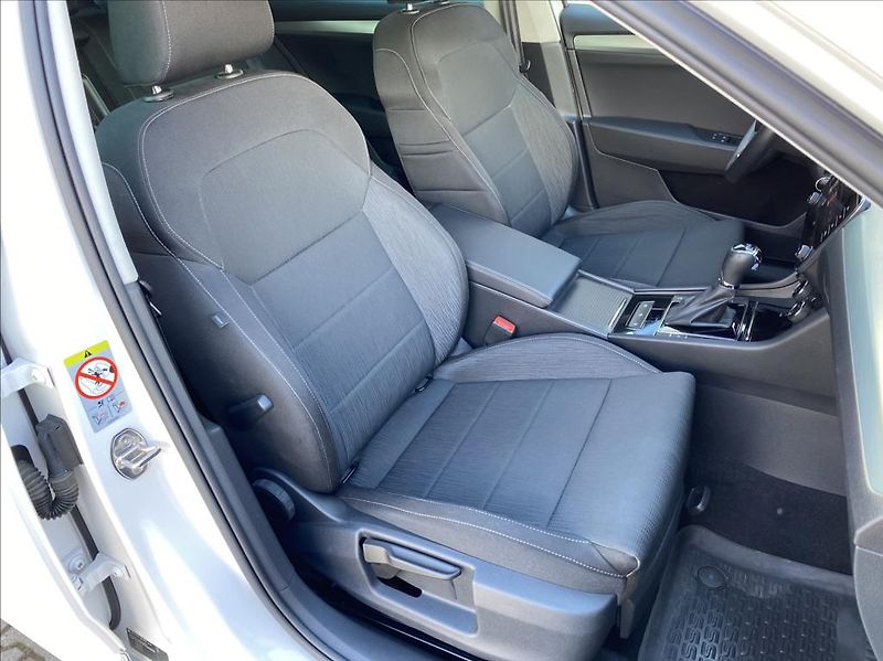 Škoda Superb 2,0 TDi  Executive / DSG / NAV - fotka 21 z 39