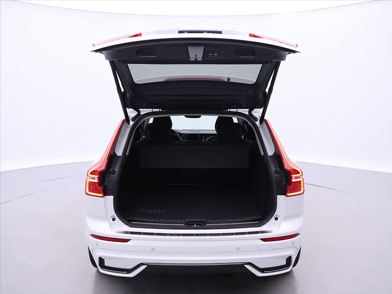 Volvo XC60 2,0 B5 173kW AWD Plus Dark CZ - fotka 9 z 33