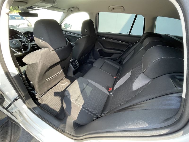 Škoda Octavia 2,0 TDI DSG Ambition Plus PDC - fotka 17 z 23