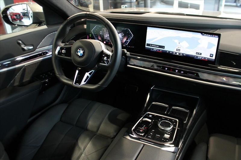 BMW Řada 7 740d xDrive M Sport Pro ExLoun - fotka 16 z 34