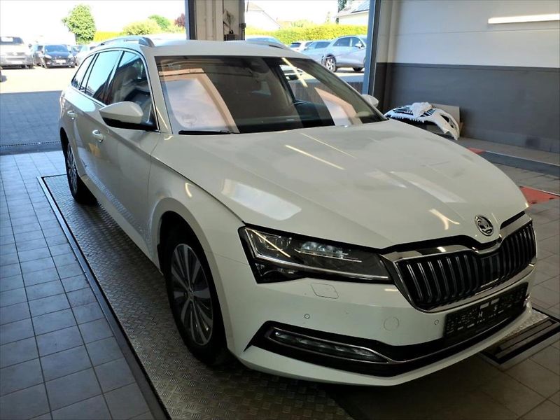 Škoda Superb 2,0 TDI TAŽNÉ KAMERA - fotka 2 z 11