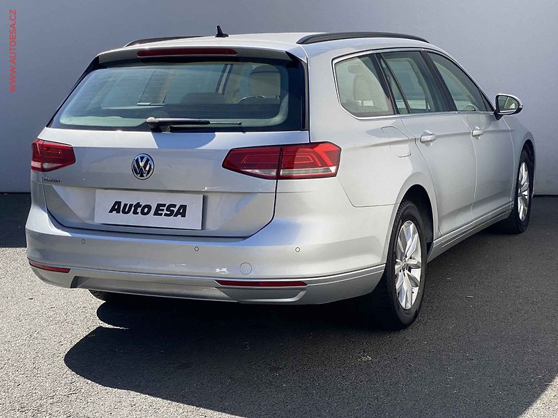 Volkswagen Passat (2018) 2.0 TDi, Comfortline, DSG - fotka 4 z 18