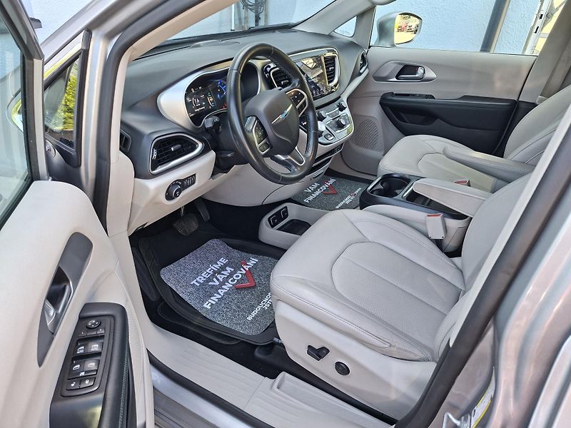 Chrysler Pacifica (2018) 3,6L Hybrid, krásný stav  - fotka 9 z 45