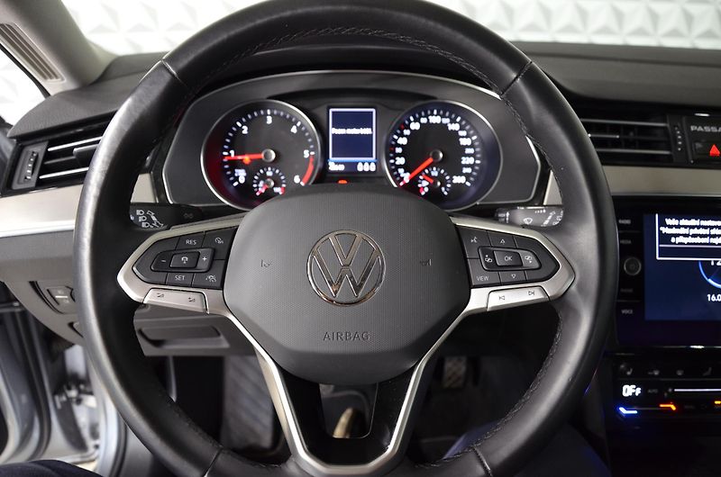 Volkswagen Passat (2023) 2.0 TDI 110 Elegance Variant - fotka 12 z 23
