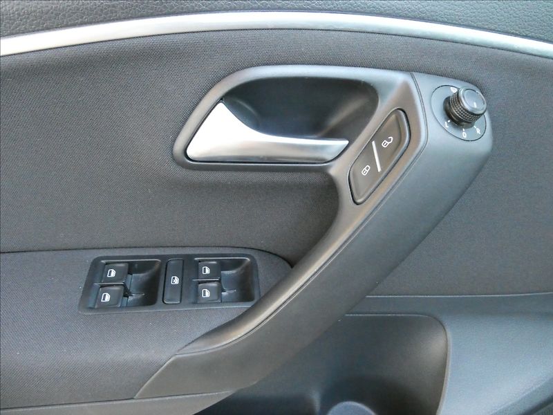 Volkswagen Polo 1,2 TSi 66kW HIGHLINE,serviska - fotka 31 z 39
