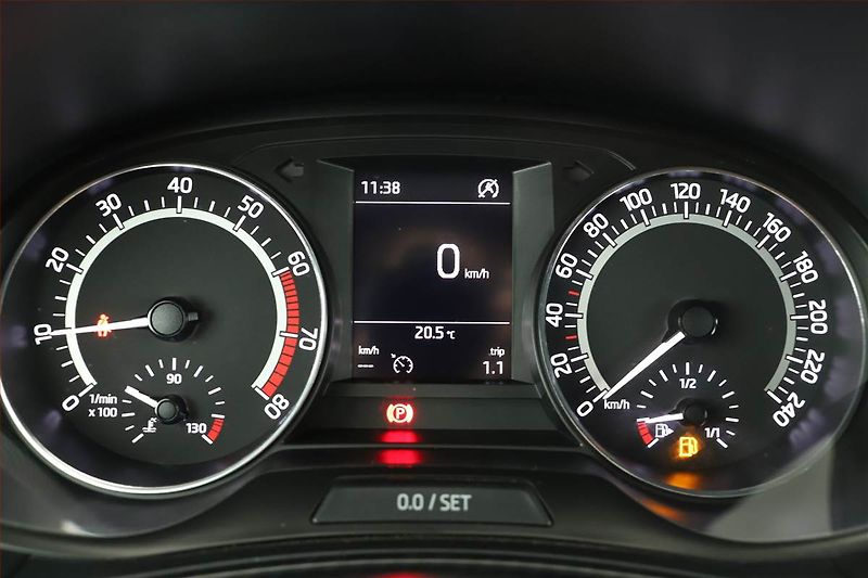 Škoda Fabia (2018) Monte Carlo 1.0 TSI, Tempomat - fotka 8 z 14