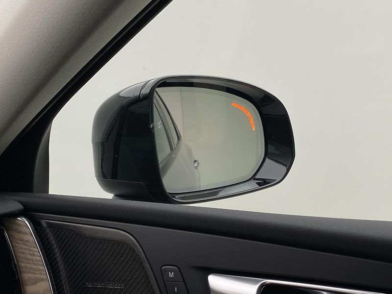 Volvo XC60 B5 AWD DARK PLUS AUT CZ - fotka 35 z 61