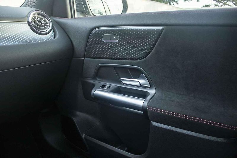 GLA s hybridem do zásuvky je ideální volbou do města a okolí.