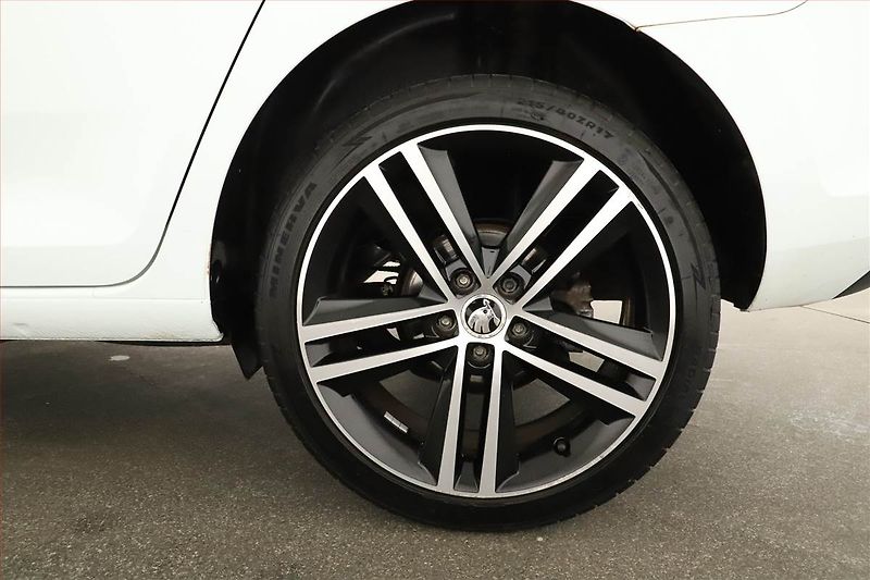 Škoda Rapid (2015) Spaceback 1.6 TDI, Xenony - fotka 16 z 16