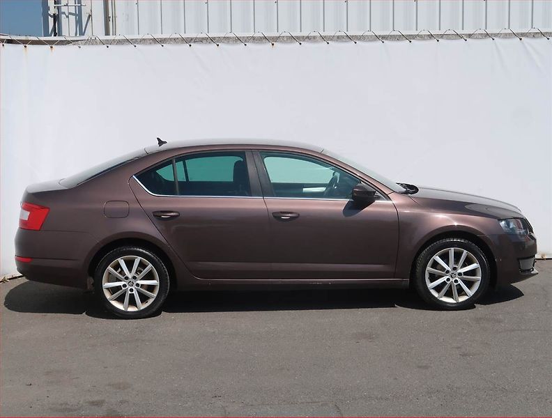 Škoda Octavia (2014) Elegance 1.2 TSI, Navi, Xenony - fotka 6 z 20