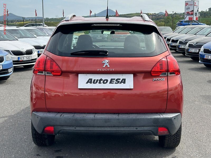 Peugeot 2008 (2015) 1.2PT, ČR, AC, park.asist - fotka 5 z 14