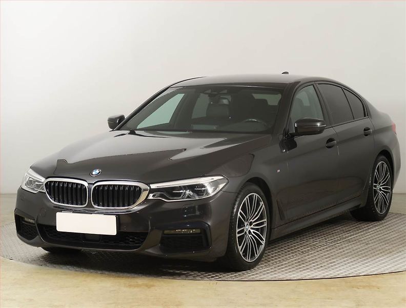 BMW Řada 5 (2020) M Sport 530d - fotka 2 z 27