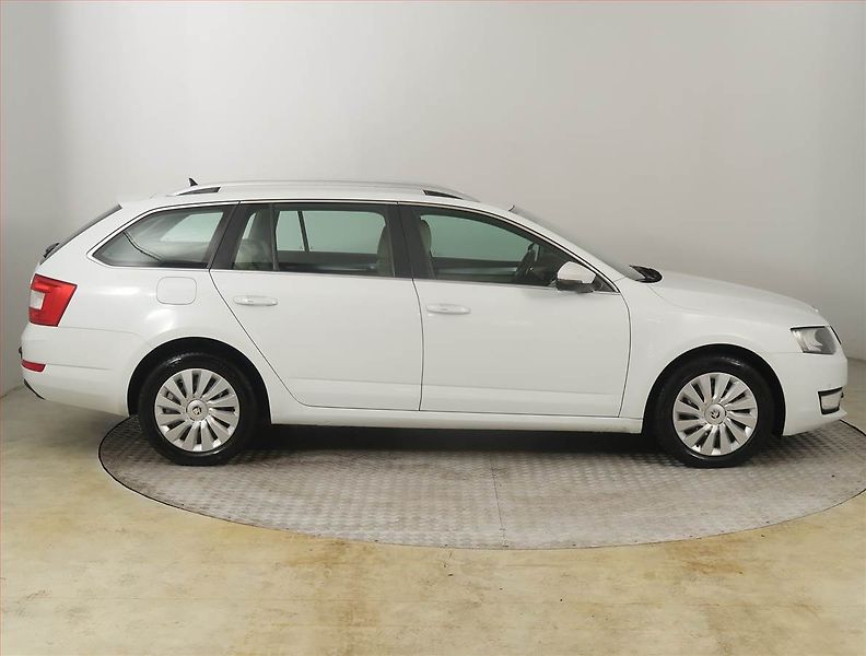 Škoda Octavia (2015) Style 1.6 TDI, Automat, Navi - fotka 6 z 18