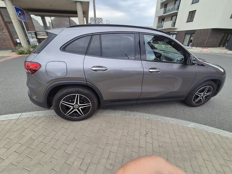 Mercedes-Benz EQA (2023) - fotka 2 z 11