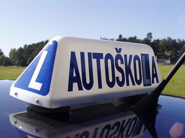 Žáky autoškol čeká od září 2025 sada nových zkušební otázek.