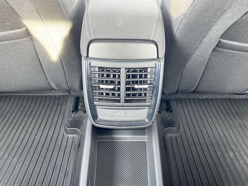 Škoda Kamiq (2023) 1.0 TSI Ambition - fotka 25 z 32