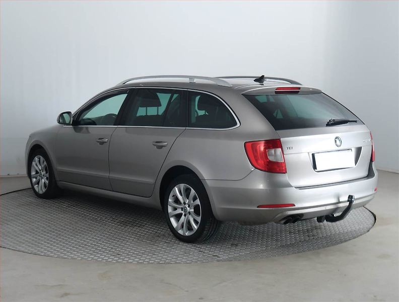 Škoda Superb (2012) Elegance 2.0 TDI, Xenony - fotka 4 z 17
