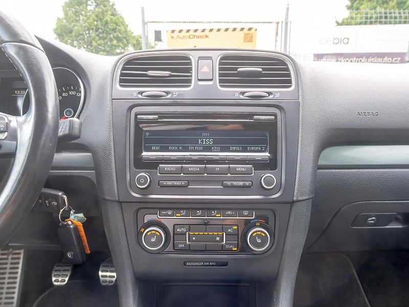 Volkswagen Golf (2012) 2.0TDI 103KW - 2x KOLA - fotka 21 z 49