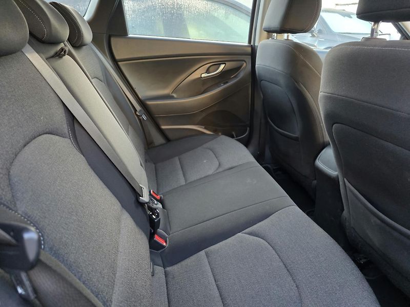 Hyundai i30 1.5-AUTOMAT-MILDHYBRID 48V - fotka 18 z 22