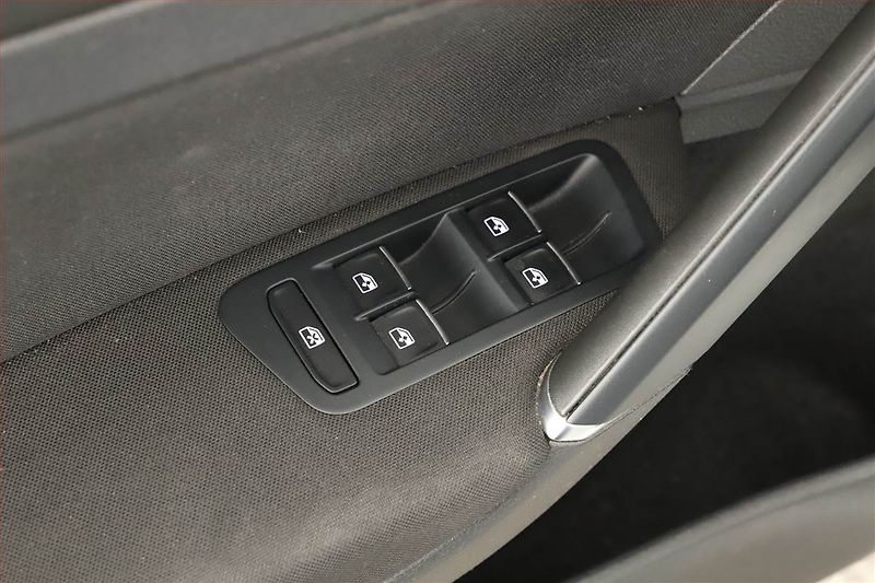 Volkswagen Golf (2019) 2.0 TDI, Serv.kniha, Tempomat - fotka 15 z 15