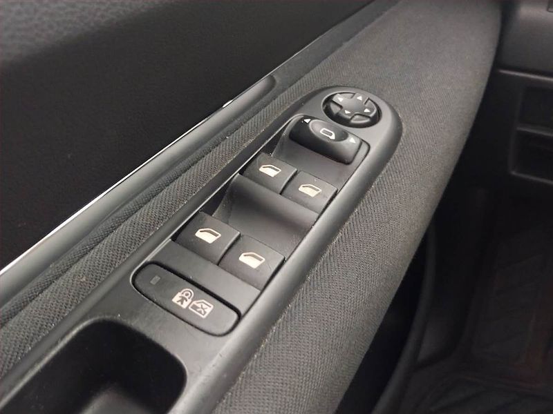 Peugeot 3008 (2015) Active 1.6 HDi, Tempomat - fotka 15 z 19