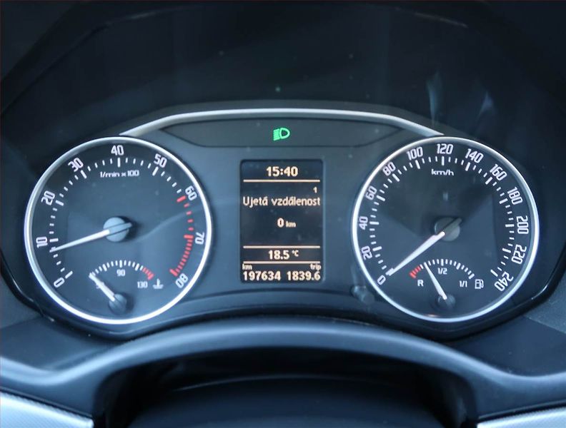Škoda Octavia (2009) Elegance 1.6, Tempomat - fotka 11 z 14