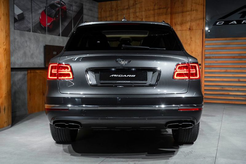 Bentley Bentayga - fotka 20 z 21