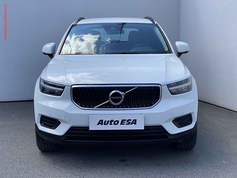Volvo XC40 (2021) 1.5i, ČR, Momentum, AT, LED - fotka 2 z 17