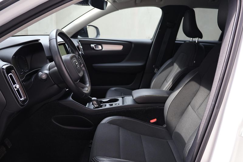 Volvo XC40 (2018) T4 AWD Momentum - fotka 7 z 23