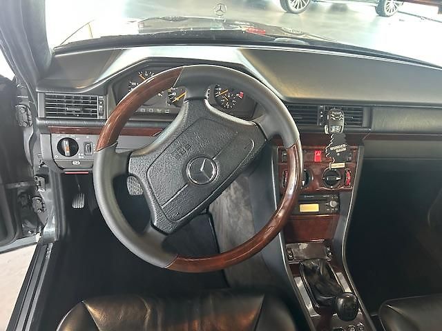 Mercedes-Benz 124 (1995) E320 24V kabriolet - fotka 17 z 28