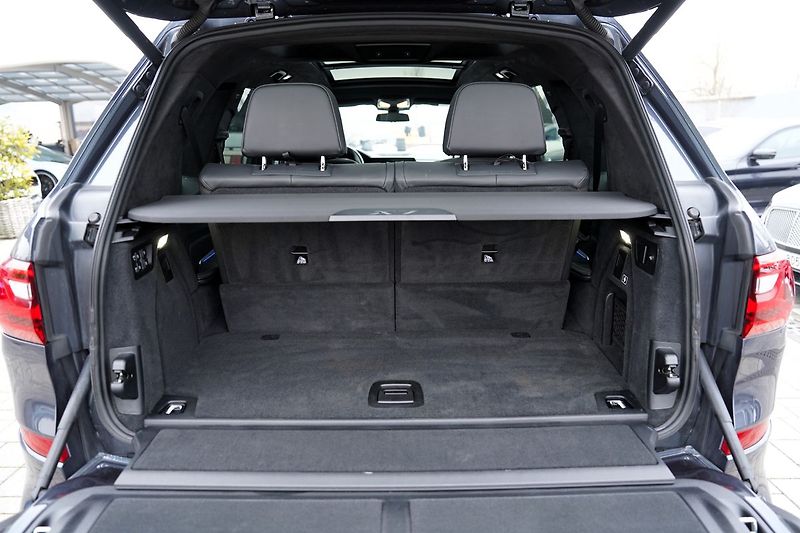 BMW X7 M50i xDrive/AT9/22/ČR/530 PS - fotka 12 z 49