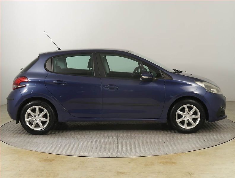 Peugeot 208 (2016) 1.2 PureTech, ČR,1.maj - fotka 6 z 18