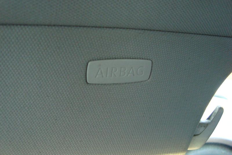 Volkswagen Golf (2011) VI.1.6TDi,ČR,S.kn1.MajSTK 8/27 - fotka 60 z 67