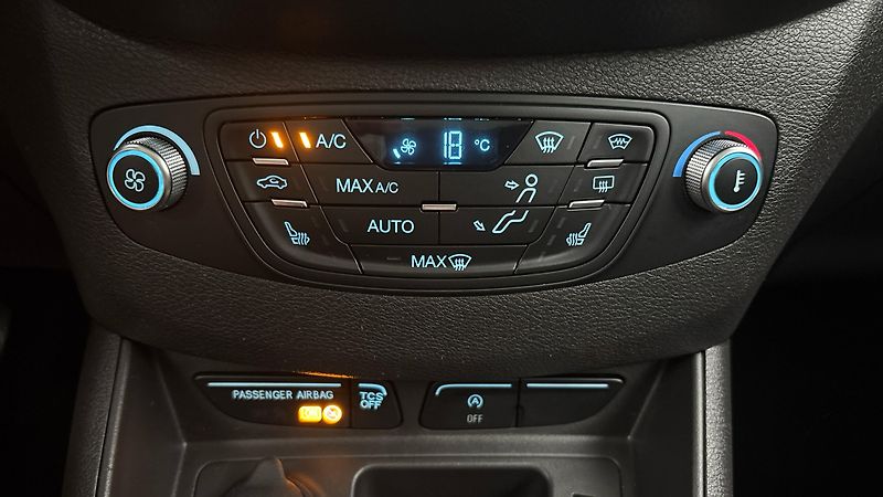 Ford Tourneo Courier 1.5 TDCI Trend - fotka 13 z 21