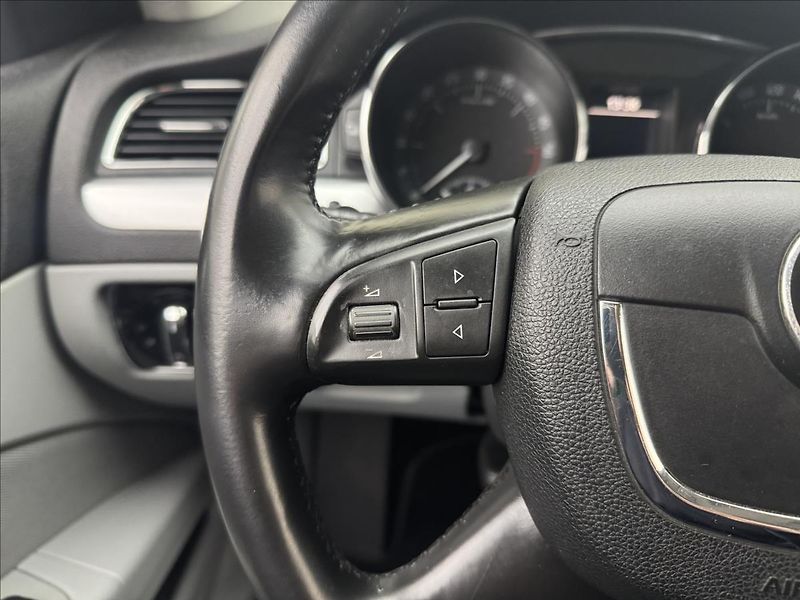 Škoda Superb 2,0 TDi DSG ALU COLUMBUS TAŽNÉ - fotka 10 z 32