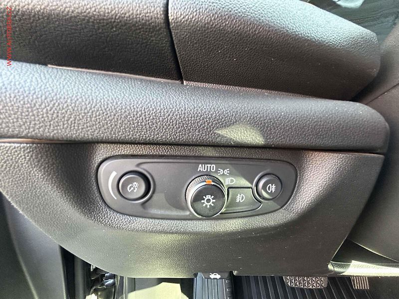 Opel Insignia (2018) 2.0CDTi, AT, navi, LED - fotka 13 z 19