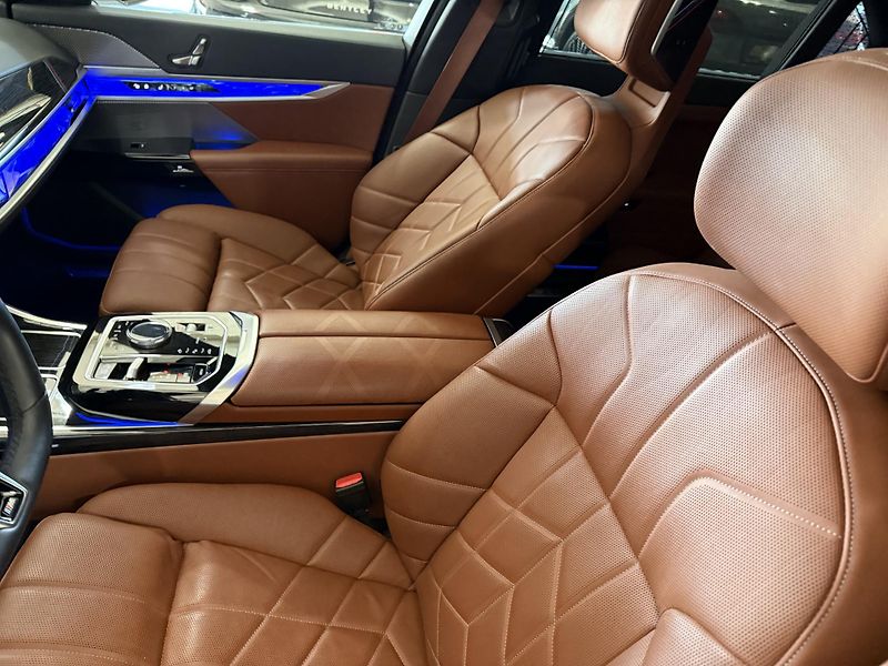 BMW Řada 7 (2024) 40XD 220kW M-PAKET INDIVIDUAL! - fotka 39 z 55