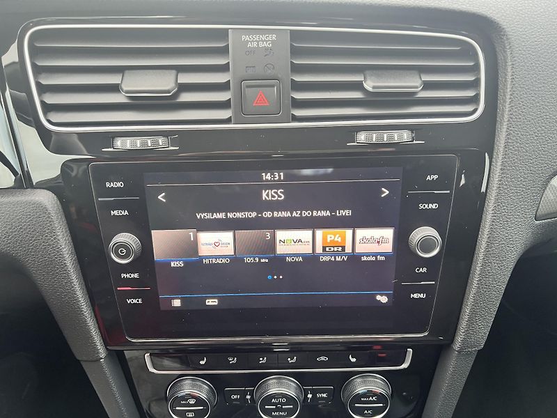 Volkswagen Golf IQ.DRIVE 1.6TDi DSG KLIMA ALU - fotka 22 z 55