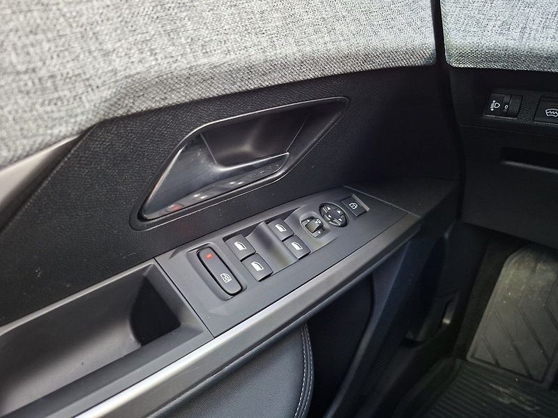 Peugeot 3008 ALLURE HYBRID 145k e-DCS6 - fotka 29 z 29
