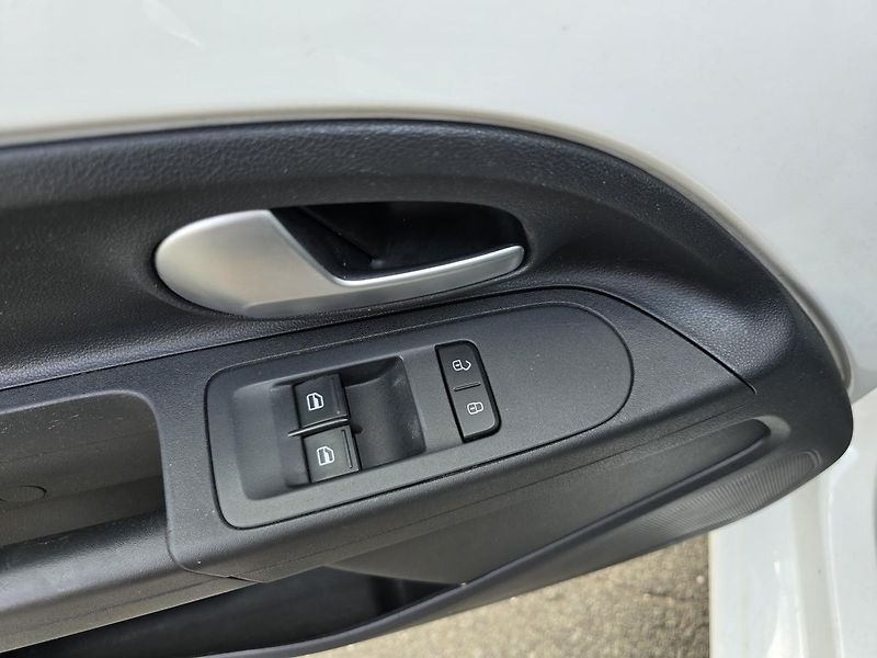 Volkswagen up! CNG KAMERA + DIGIKLIMA ČR - fotka 14 z 27