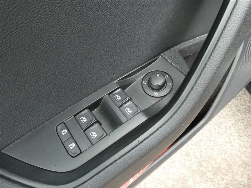 Škoda Superb 1,6 TDi 88kW DPH 2x kola - fotka 27 z 35
