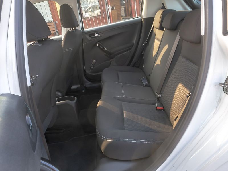 Peugeot 208 (2017) ČR 1.6HDI 55KW – SERVISKA - fotka 37 z 43